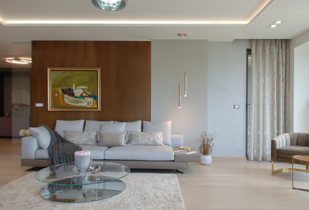 ARTISTIC SPIRIT AND GOLD ELEMENTS